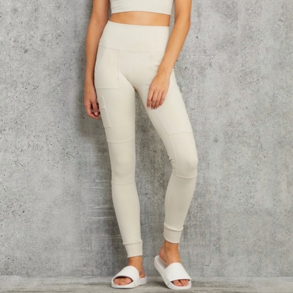 Alo Cargo Legging in Bone